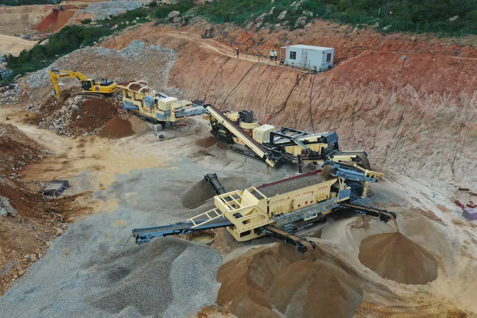 What Is a Tracked Mobile Crusher: Advantages and Features